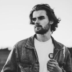 Cover vocals and acapellas for music producers with non exclusive and royalty free licenses.