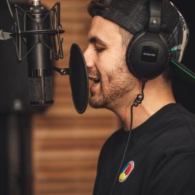 Cover vocals and acapellas for music producers with non exclusive and royalty free licenses.